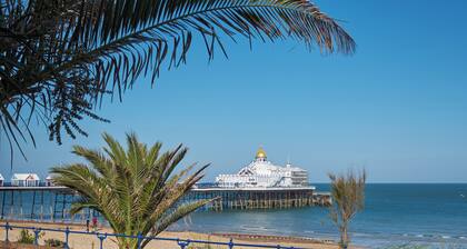 3-Bed Entire Garden Home, Walk to Beach