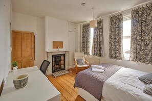 3 bedrooms, desk, iron/ironing board, travel cot