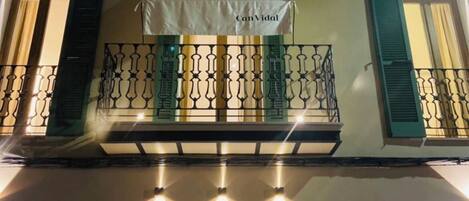 Vista frontal de la propiedad