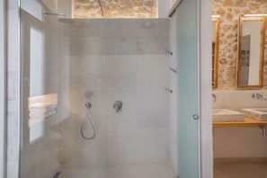 Chambre Deluxe double, accessible aux personnes à mobilité réduite | Salle de bain | Peignoirs, pantoufles