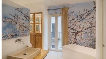 Kahden hengen luksushuone (yksi tai kaksi sänkyä), parveke, kaupunkinäköala | Kylpyhuone | Tohvelit