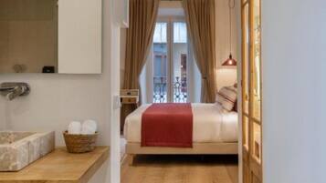 Deluxe tweepersoonskamer, balkon, uitzicht op de stad | Een kluis op de kamer, verduisterende gordijnen, geluiddichte muren