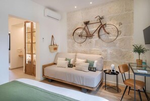 Quarto casal superior, vista para a cidade | Cofres nos quartos, cortinas blackout, quartos à prova de som