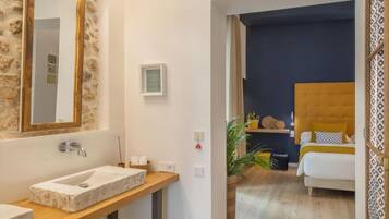 Deluxe Double Room, mesra pergerakan | Peti besi dalam bilik, langsir/tirai gelap terus, kalis bunyi