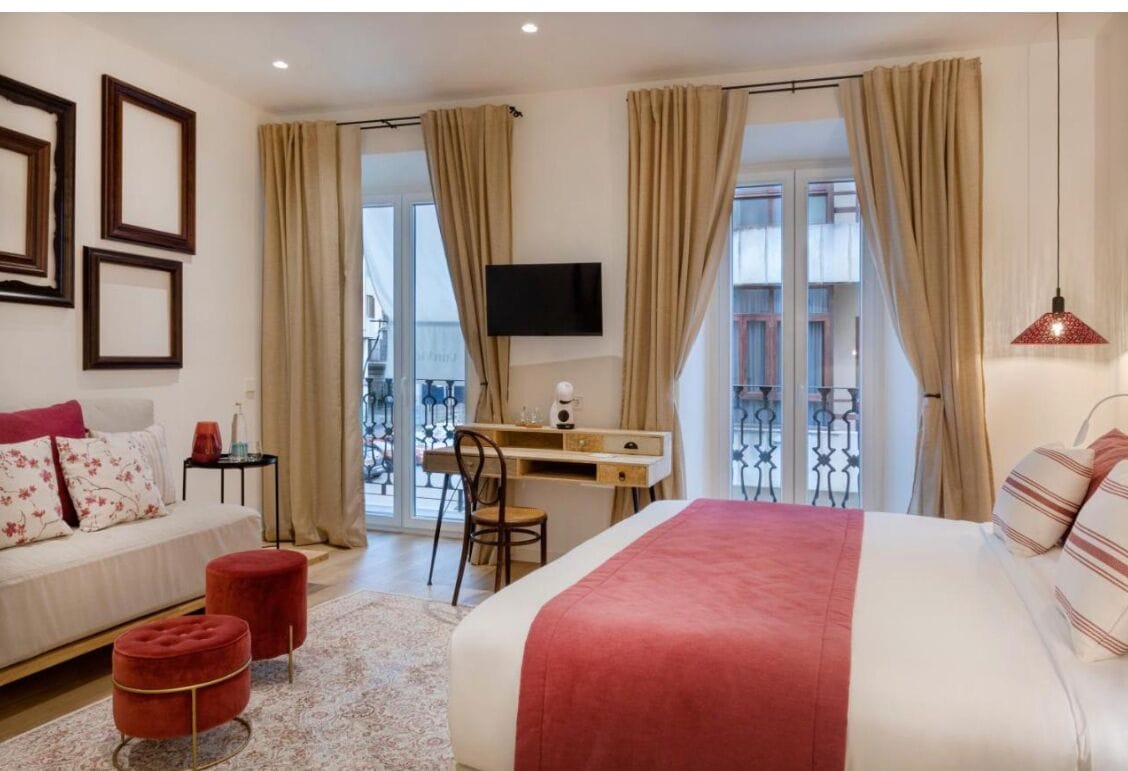 Kahden hengen deluxe-huone, parveke, kaupunkinäköala | Tallelokero huoneessa, pimennysverhot, äänieristys, ilmainen Wi-Fi