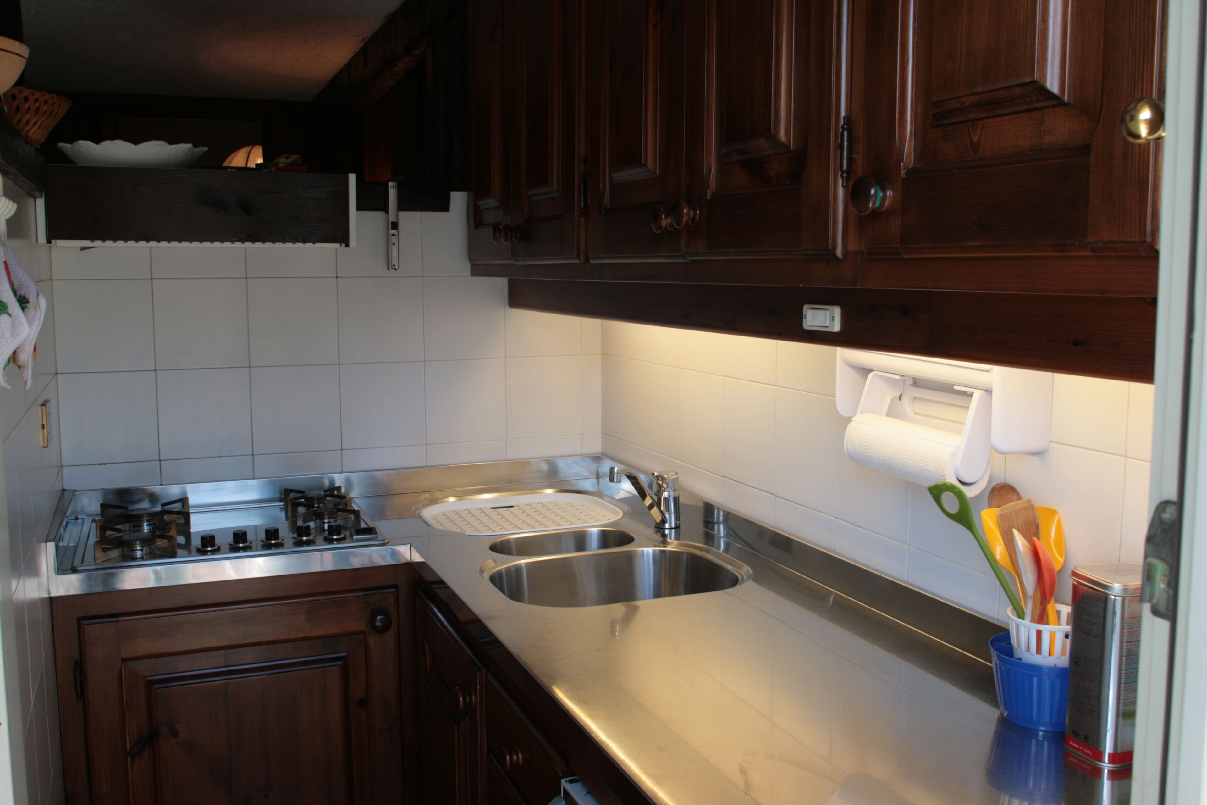 Fridge, cookware/dishes/utensils