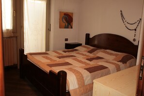 2 bedrooms, iron/ironing board, bed sheets
