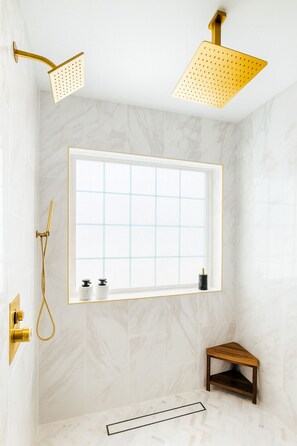 Shower, hair dryer, bidet, towels