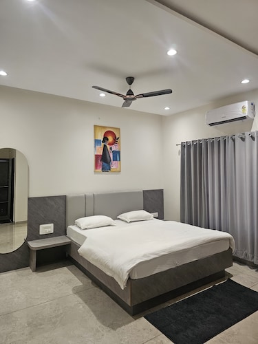 Hotel Abhishek Pride 