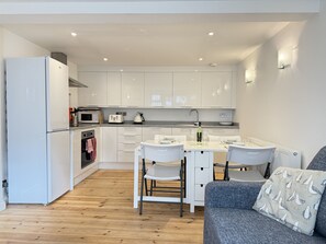 Réfrigérateur, four à micro-ondes, un four, surface de cuisson