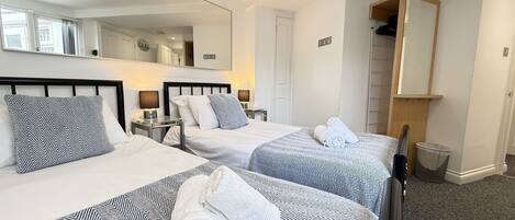 2 habitaciones, tabla de planchar con plancha y wifi gratis