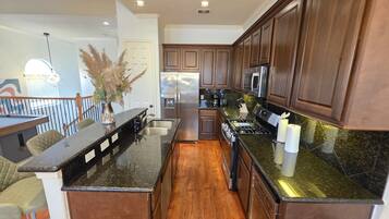 Refrigerador, microondas, horno, placa de cocina