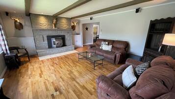 TV connectée, cheminée, table de tennis de table, chaîne hi-fi