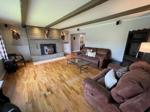 Smart TV, chimenea, tenis de mesa y estéreo 