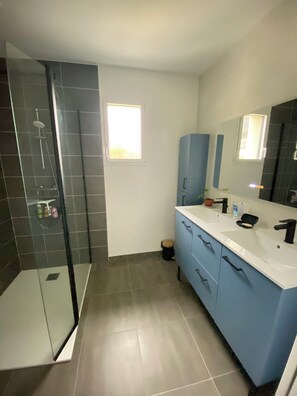 Shower, hair dryer, soap - Comfortable house just a stone's throw from the sea in Kérity (Penmarch)