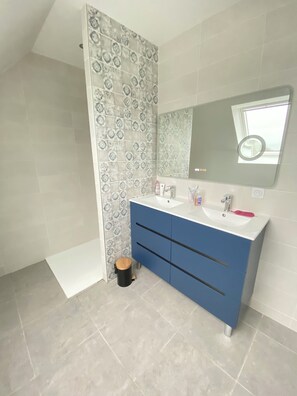 Douche, séchoir à cheveux, savon