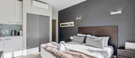 1 makuuhuone, työpöytä, silitysrauta/-lauta, Wi-Fi