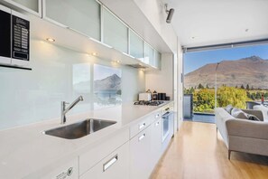 Een koelkast, een microgolfoven, een oven, een kookplaat