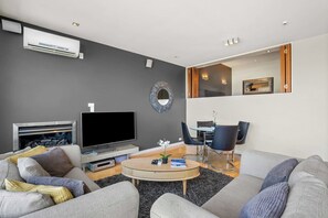 تلفزيون، مدفأة، مكتب