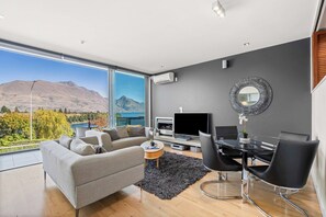 TV, caminetto, studio