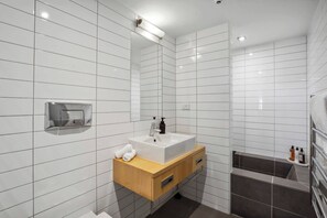 Shower, hair dryer, towels - Lakeside Studio Suite, Pounamu Complex (Queenstown)