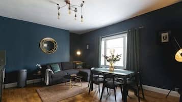 Smart TV, libri, studio