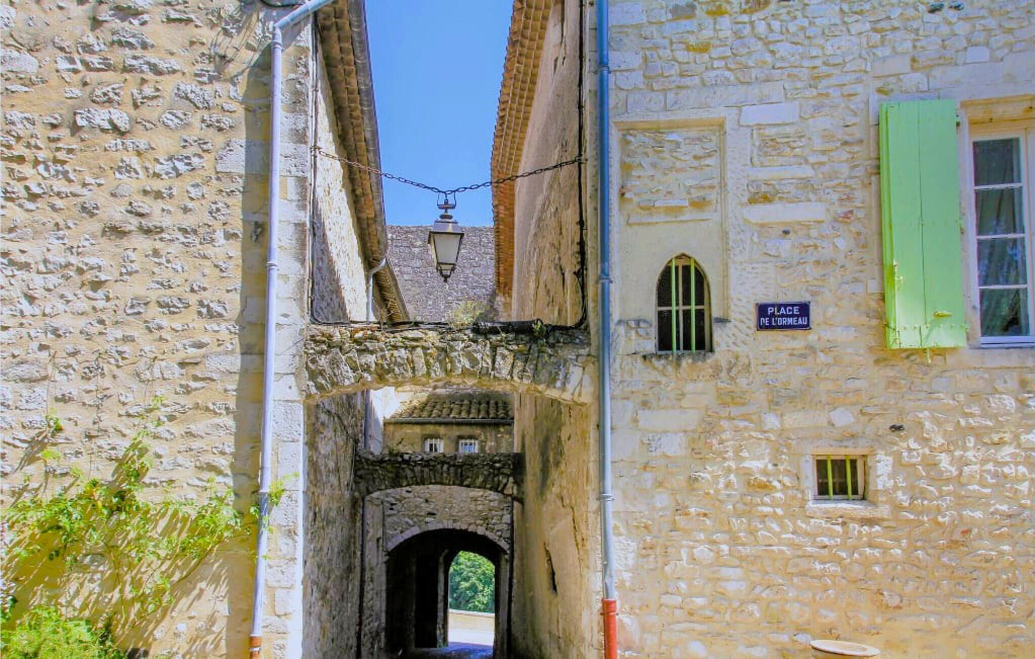 A narrow alleyway between two stone buildings with a sign reading "PLACE DE L'ORMEAU".
