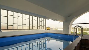 Une piscine avec vue sur les bâtiments en arrière-plan.