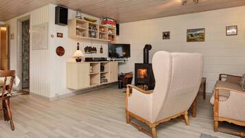 House, 2 Bedrooms, Smoking | Living room