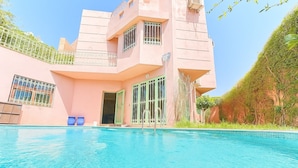 A modern building with a swimming pool in front. - residence riad zitoune (Marrakech)