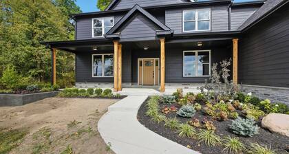 The Onyx Retreat with Golf simulator & Hot tub