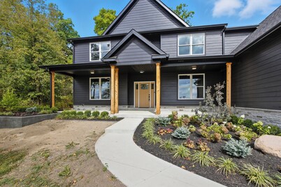 The Onyx Retreat with Golf simulator & Hot tub