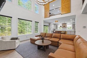 TV, fireplace - The Onyx Retreat with Golf simulator & Hot tub (Sheridan)