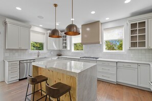 Microwave, oven, stovetop, dishwasher - The Onyx Retreat with Golf simulator & Hot tub (Sheridan)