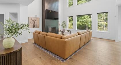 The Onyx Retreat with Golf simulator & Hot tub