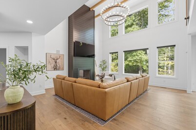 The Onyx Retreat with Golf simulator & Hot tub