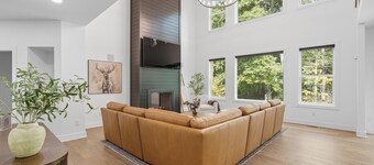 The Onyx Retreat with Golf simulator & Hot tub