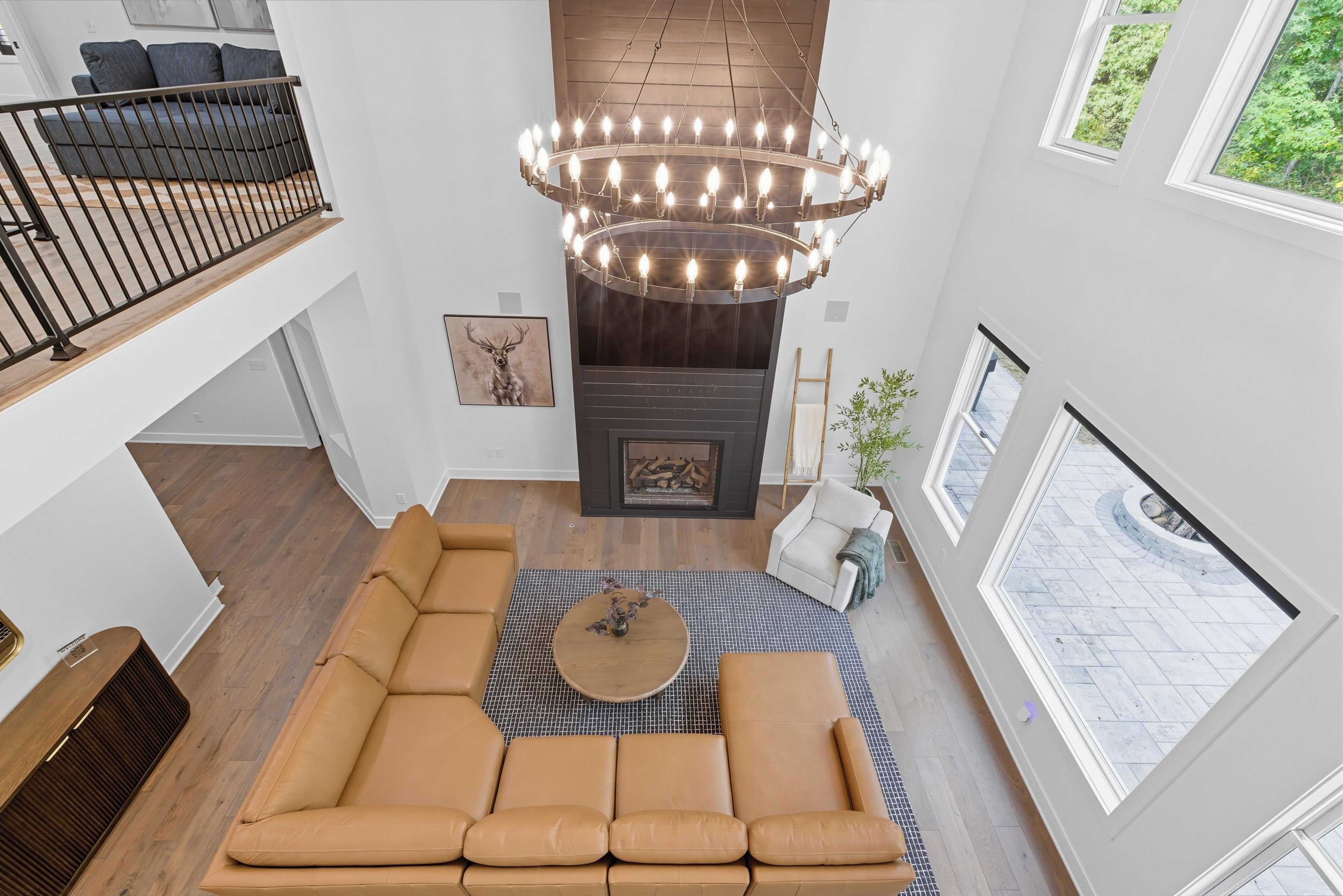 Televisión y chimenea 