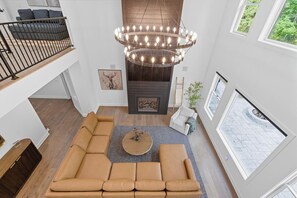 TV, fireplace - The Onyx Retreat with Golf simulator & Hot tub (Sheridan)