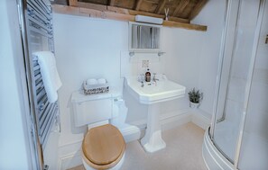 Regadera, secadora de cabello, toallas, jabón 