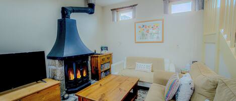 TV, fireplace