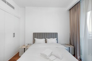 Leilighet – deluxe, balkong, kanalutsikt | Strykejern/-brett og wi-fi (inkludert)