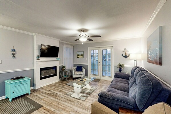 Condo Signature, 3 chambres, balcon, vue sur le jardin | Salle de séjour | Téléviseur connecté de 50 po avec télévision par câble, foyer