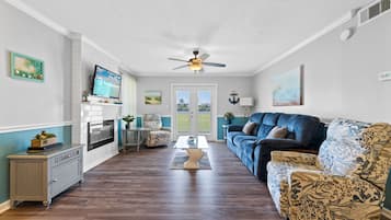 Appartamento Signature, 3 camere da letto, balcone, vista giardino | Soggiorno | Smart TV 50 pollici con canali via cavo, caminetto