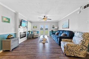 Signature Condo, 3 Bedrooms, Balcony, Garden View | Living room