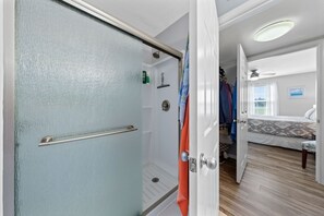 Lägenhet Signature - 3 sovrum - balkong - utsikt mot trädgården | Badrum | Gratis toalettartiklar, handdukar, tvål och schampo
