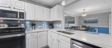 Appartamento Signature, 3 camere da letto, balcone, vista giardino | Cucina privata | Frigorifero, microonde, forno, piano cottura