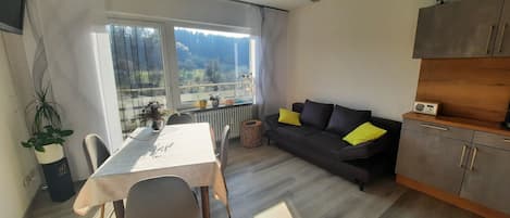 Smart TV, books, stereo