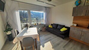 Smart TV, books, stereo - Modern vacation apartment in a quiet suburban location for 2-4 people  (Dornstetten)