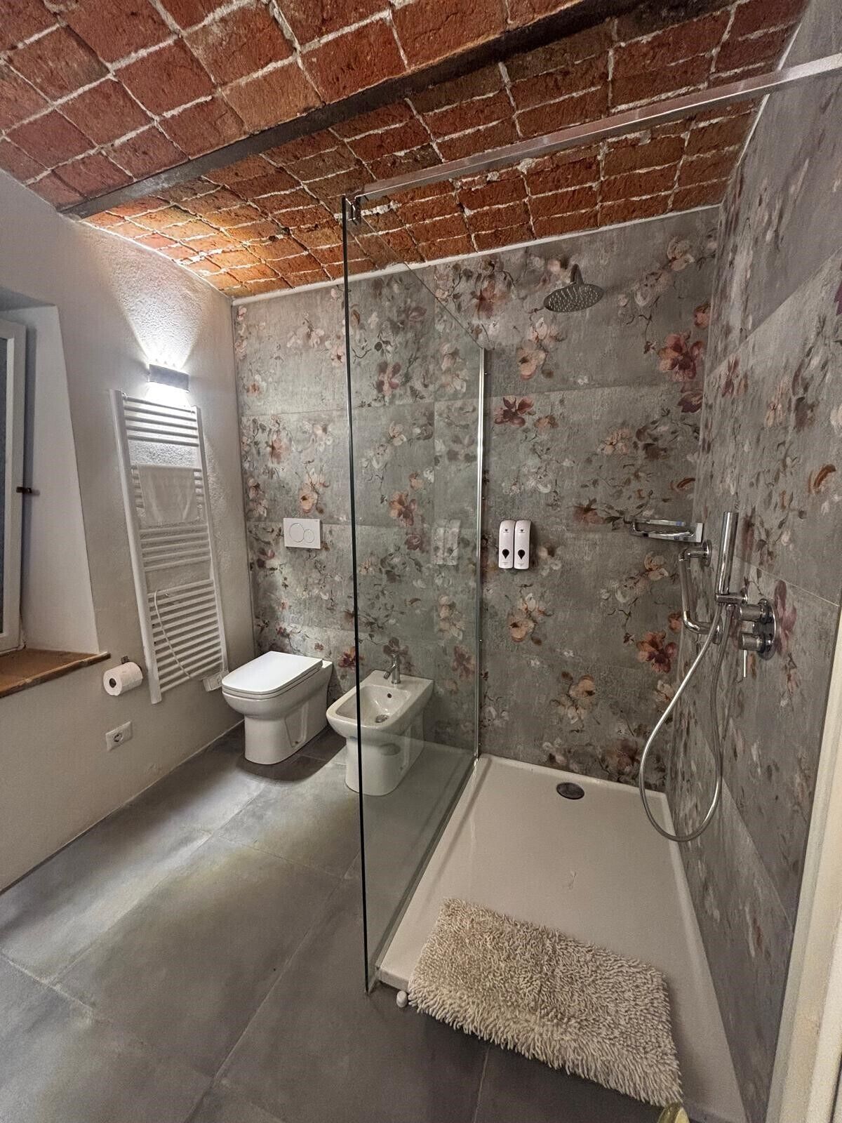 Dusche, umweltfreundliche Kosmetikartikel, Haartrockner, Bidet